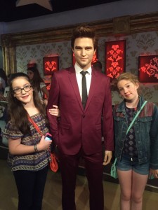 nicole and yanna with edward from twilight at madame tussauds